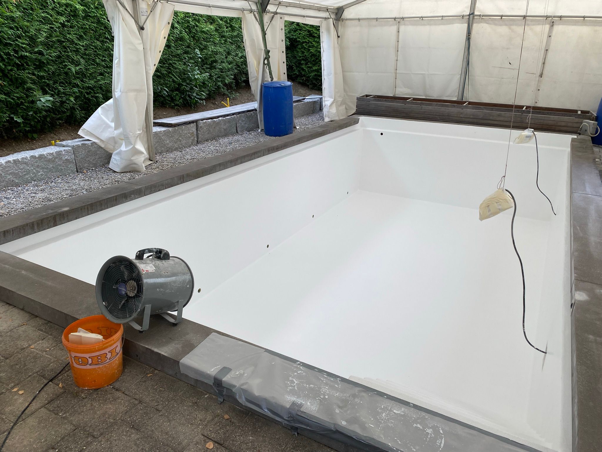 Fliesen-Pool Sanierung mit Polyesterbeschichtung Poolbeschichtung